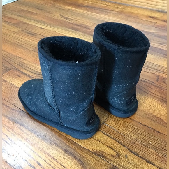 Girls Sparkling Black Ugg Boots Classic II
Size 2
Smoke Free Home
Bundle… - Picture 9 of 16